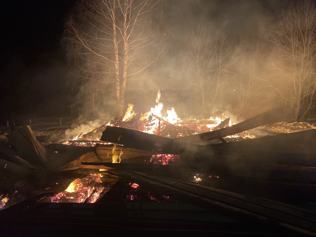 Дачный дом сгорел дотла в крупном пожаре под Белозерском