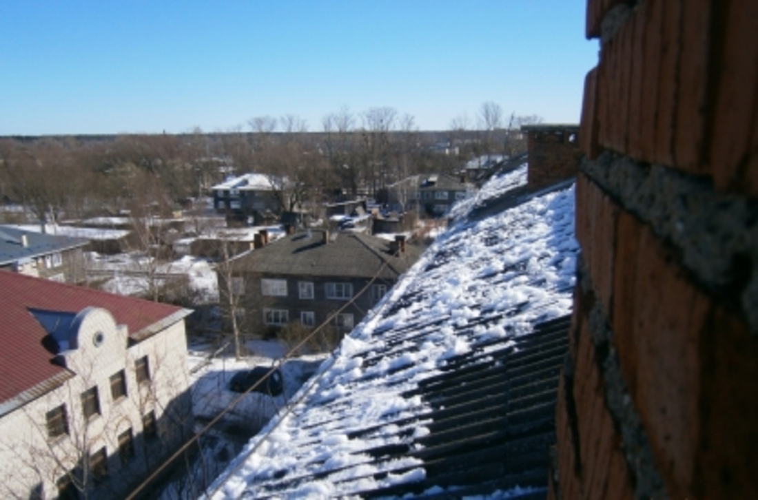 Вохтожская УК ответит за падение с крыши льда на двух подростков