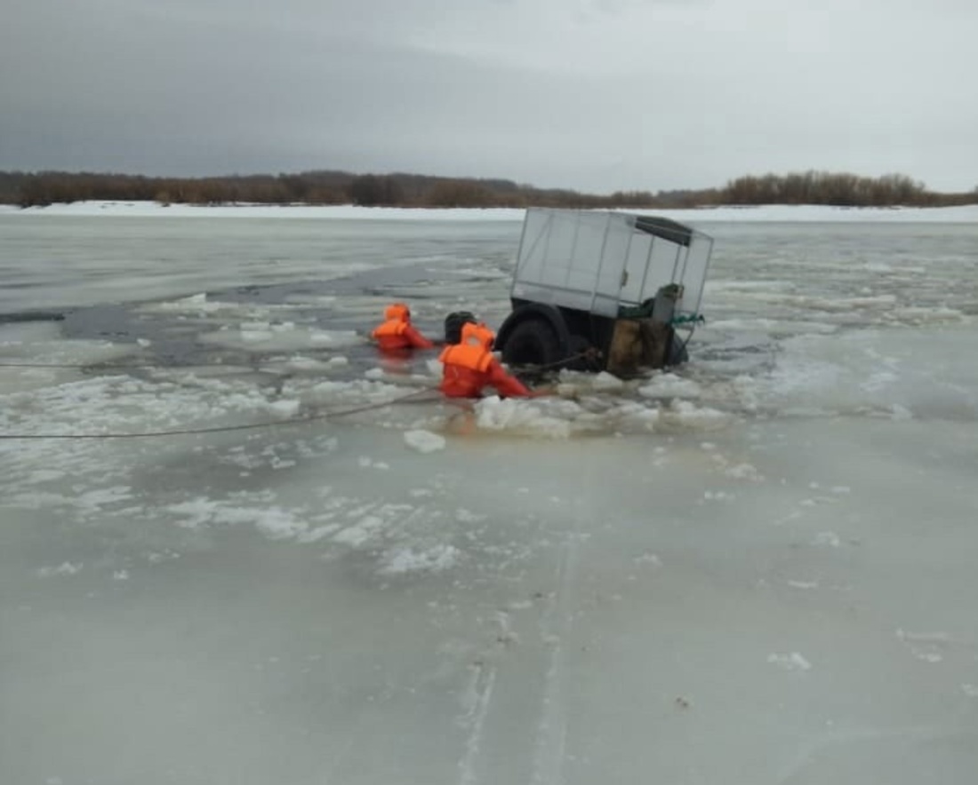 Трое бесстрашных рыбаков провалились под лёд на реке Кубене