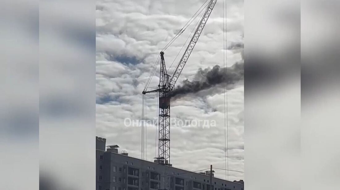 Башенный кран загорелся на одной из стройплощадок в Вологде