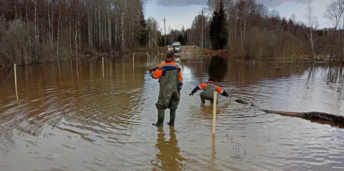 Разлившееся озеро частично затопило одну из районных дорог под Белозерском