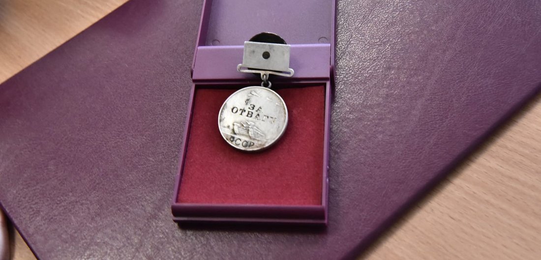 Награда нашла героя: найденная вологодскими поисковиками медаль «За отвагу» передана родным