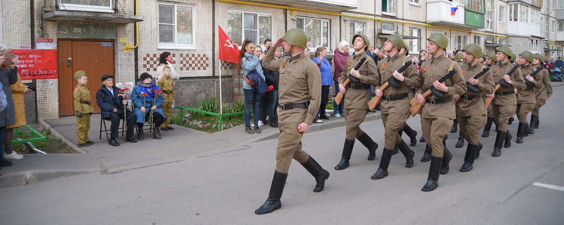Волонтёры организовали мини-парады для вологодских ветеранов Великой Отечественной войны