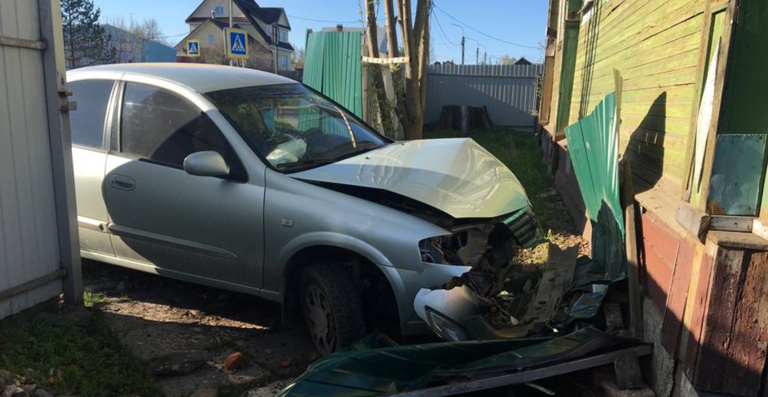 Иномарка на скорости проломила забор и едва не врезалась в жилой дом в Белозерске