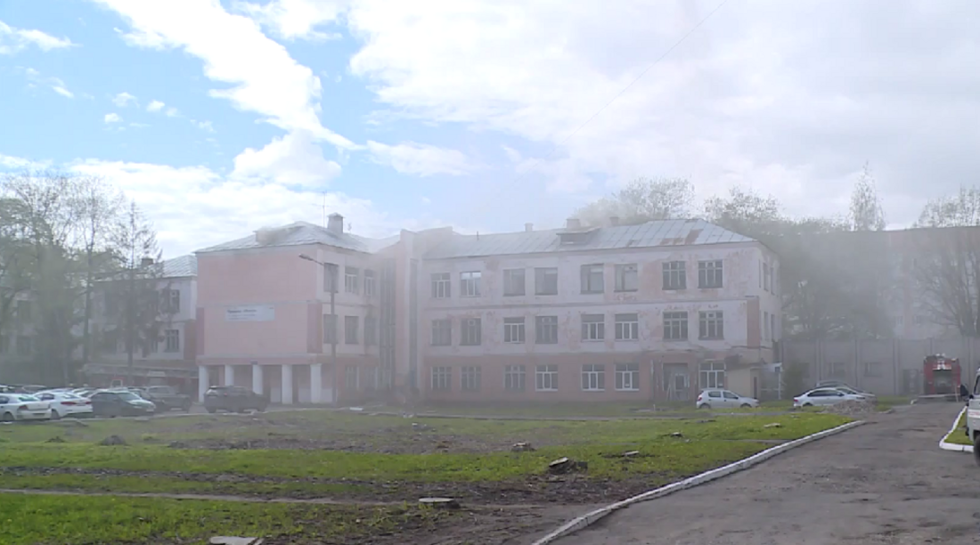 В Вологде горит старое здание бывшей поликлиники РЖД