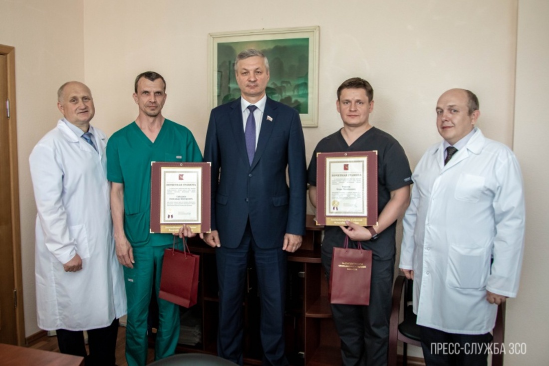Вологодские хирурги удостоились почётных наград за спасение пациента после тяжёлого ранения