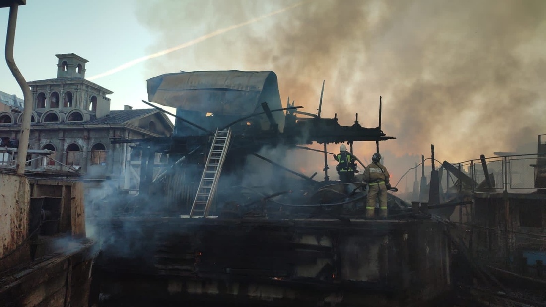 Крупный пожар произошёл в речном порту Вологды