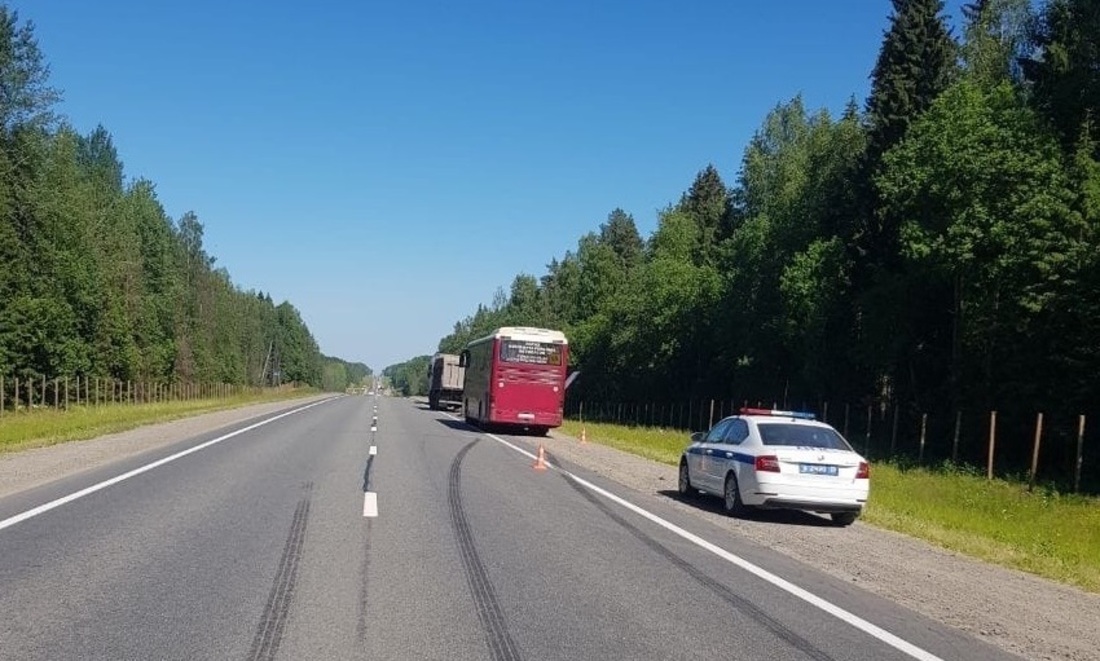 Рейсовый автобус с 40 детьми попал в ДТП под Вологдой