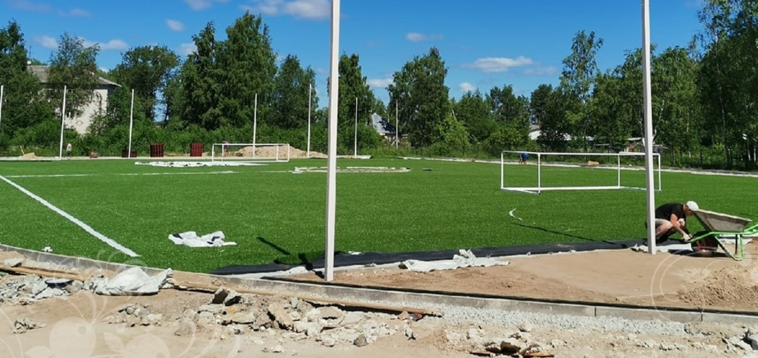 Новое футбольное поле появилось рядом с одной из школ Сокола