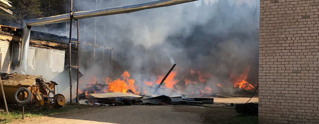 Крупный пожар произошёл на базе бывшей мехколонны в Тарноге