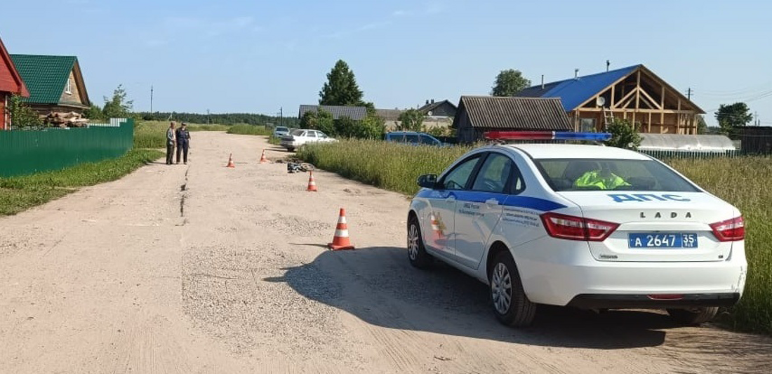 Тело мёртвого мотоциклиста обнаружено посреди села под Вытегрой