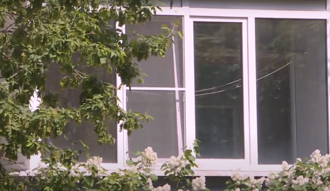 2-летний мальчик выпал из окна многоэтажки в Череповце