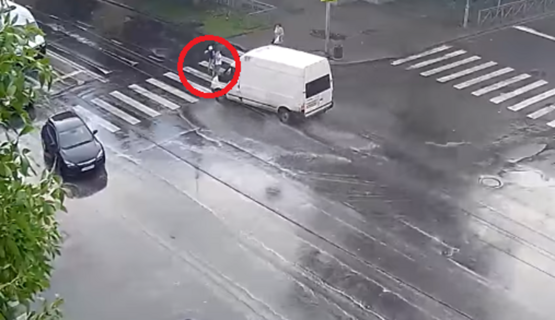 Двое детей попали под колёса микроавтобуса в Вологде