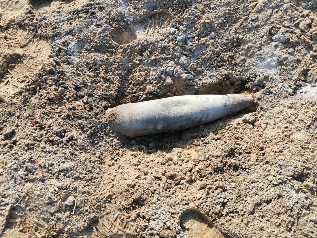 Снаряд времён XX века нашли в русле реки Колпь в Бабаево: видео