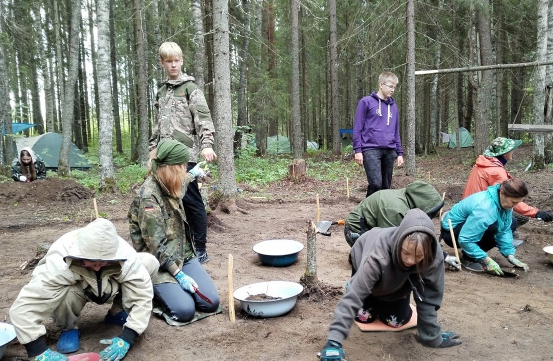 Юные археологи провели раскопки финно-угорского поселения IX - X веков в Белозерском районе