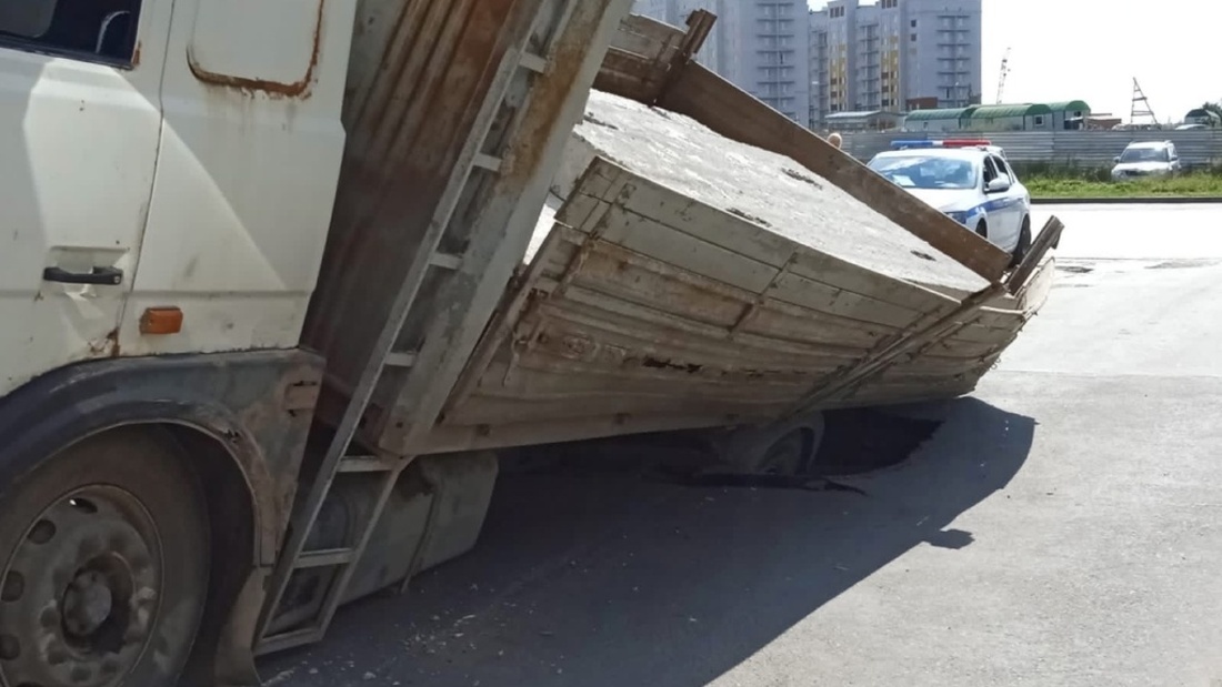 Гружёный МАЗ провалился под асфальт на одной из вологодских улиц