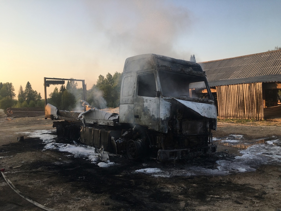 Грузовик полностью выгорел в Никольском районе
