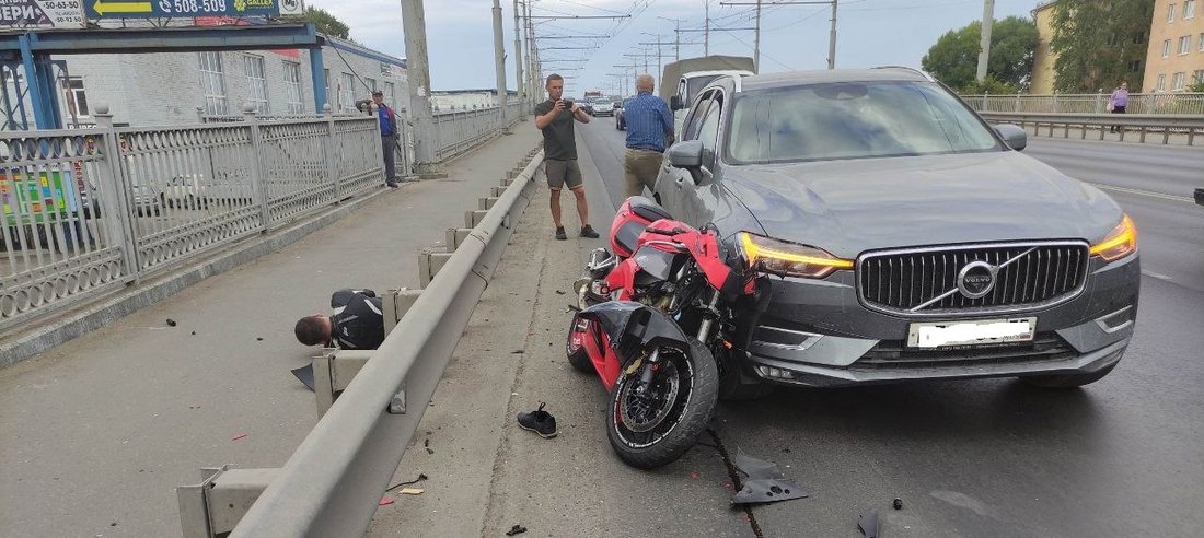 Спортбайк на скорости врезался в иномарку на мосту 800-летия в Вологде