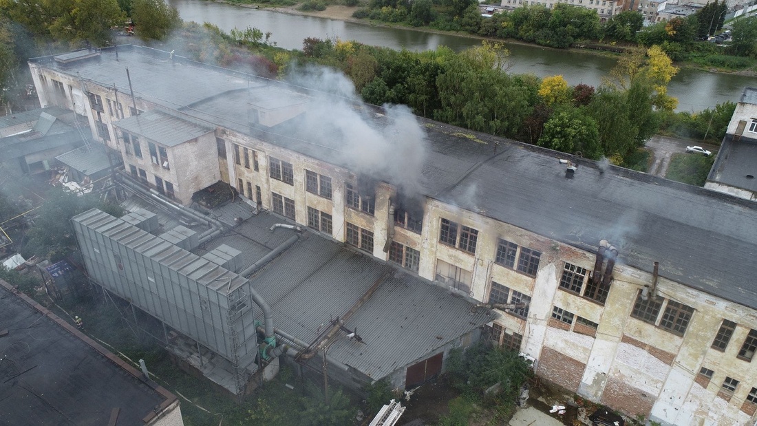 В Вологде загорелось здание бывшей мебельной фабрики «Прогресс»