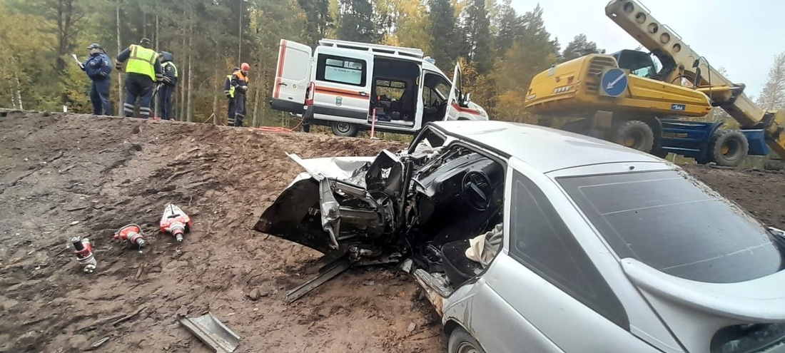 Торопливый водитель ВАЗа столкнулся с экскаватором под Вытегрой: есть пострадавшие