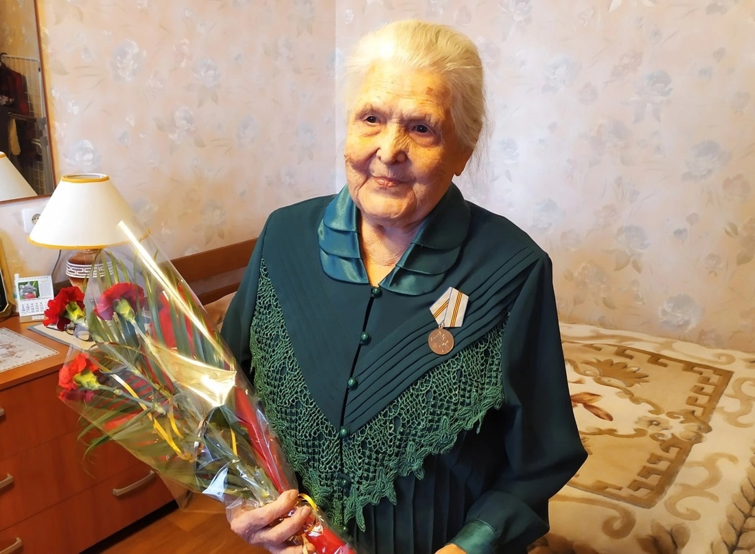 100-летнюю учительницу из Бабаевского района сердечно поздравили с праздником