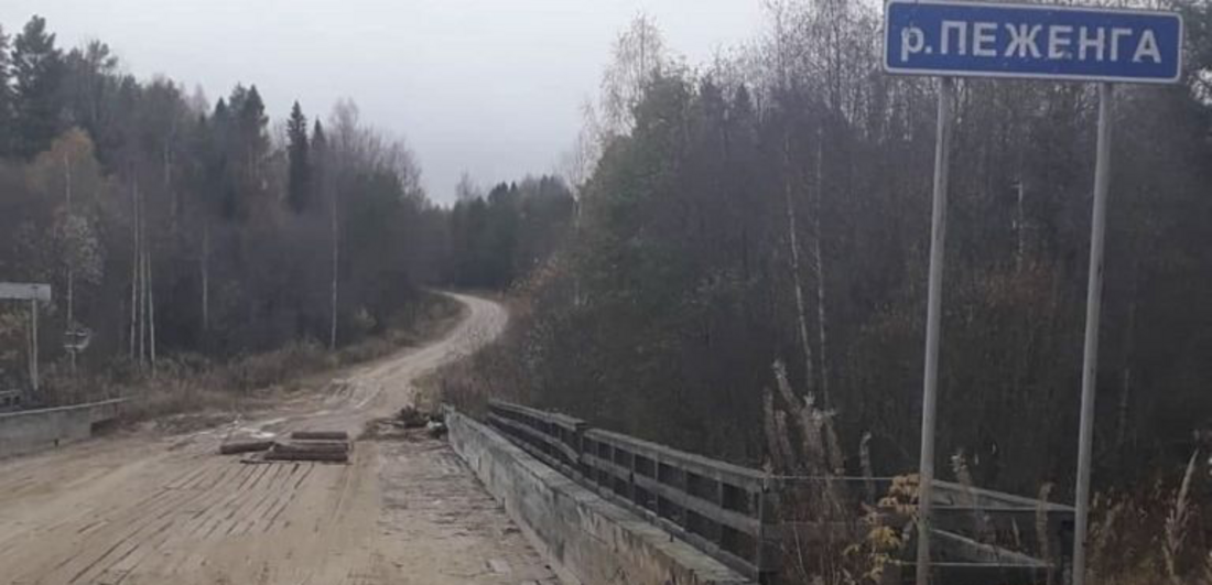 Гружёный лесовоз из Вологды частично разрушил переправу в Костромской области