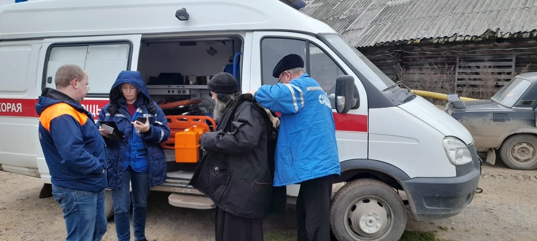 Вытегорские спасатели помогли тяжело травмированному священнику из Муромского Успенского монастыря
