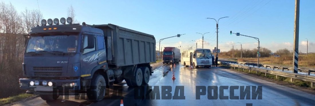 Пассажирский автобус врезался в самосвал в Череповецком районе