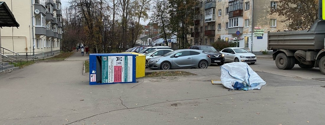 Вандалы разгромили благотворительный пункт приёма макулатуры и пластика в Вологде