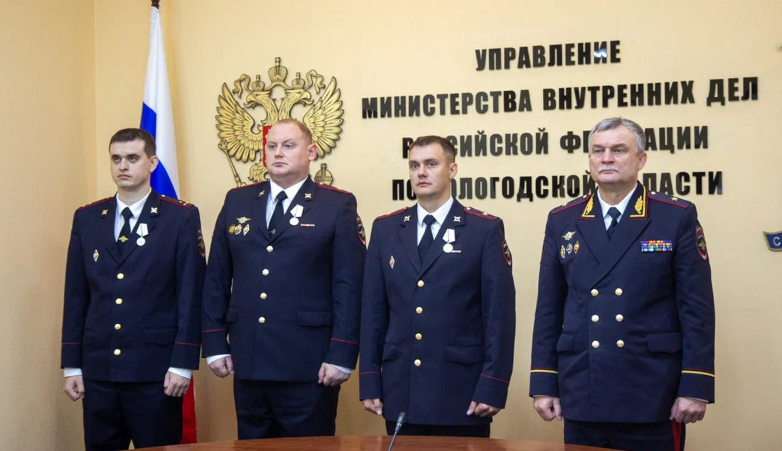 Награды от высшего руководства получили трое вологодских полицейских за спасение людей
