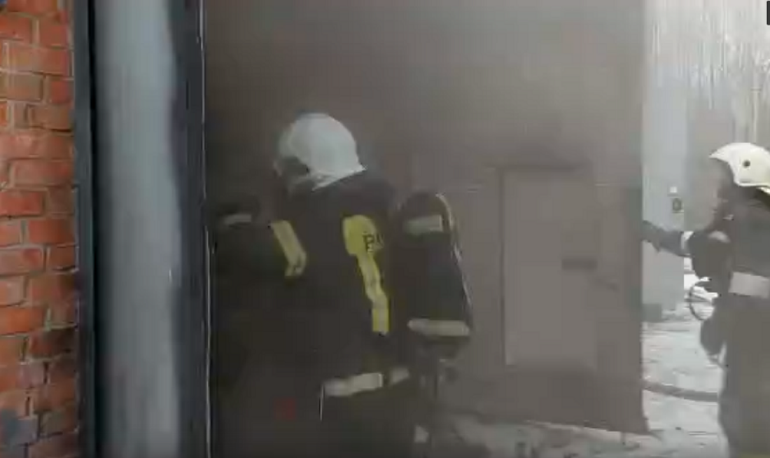 Два человека пострадали в загоревшемся гараже в Вологде
