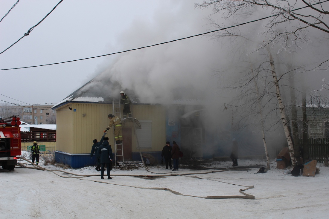 Детей из детсада Устюжны пришлось эвакуировать из-за возгорания рядом стоящего здания