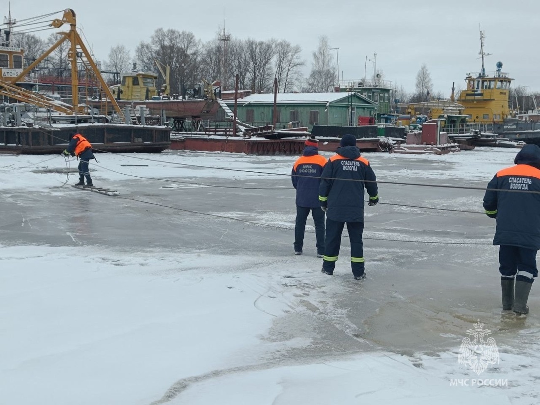 Первая жертва беспечности: мужчина провалился под лёд в Вологде