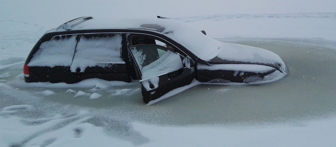 Внедорожник провалился под лёд на реке Молога в Череповецком районе