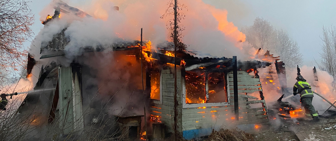 Два человека погибли при пожаре в Сямженском районе