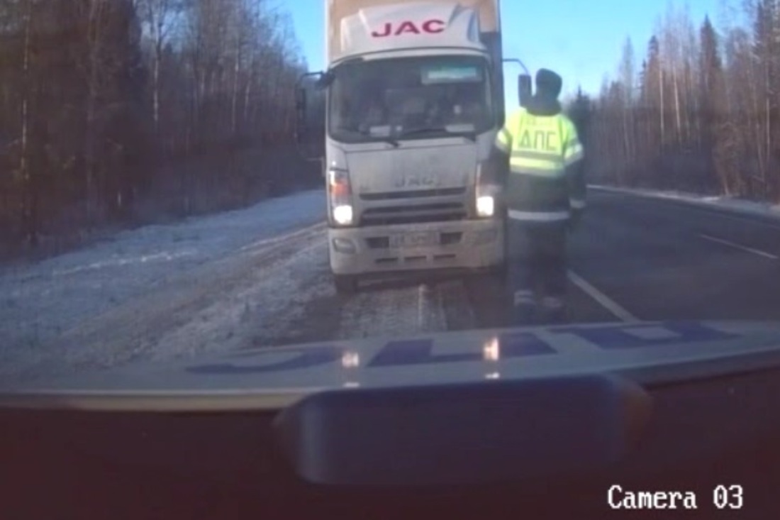 Научи плохому: вологодские инспекторы ДПС остановили грузовик с ребёнком за рулём