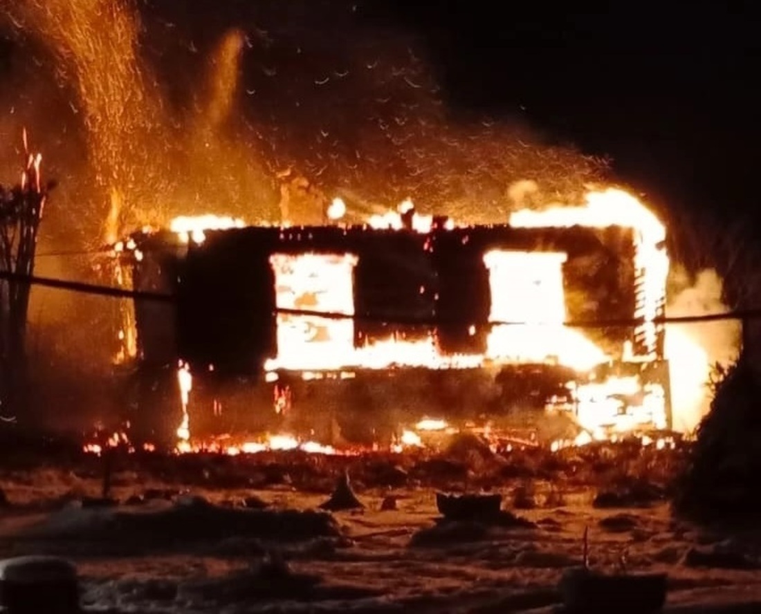 Крупный пожар уничтожил жилой дом в Шекснинском районе