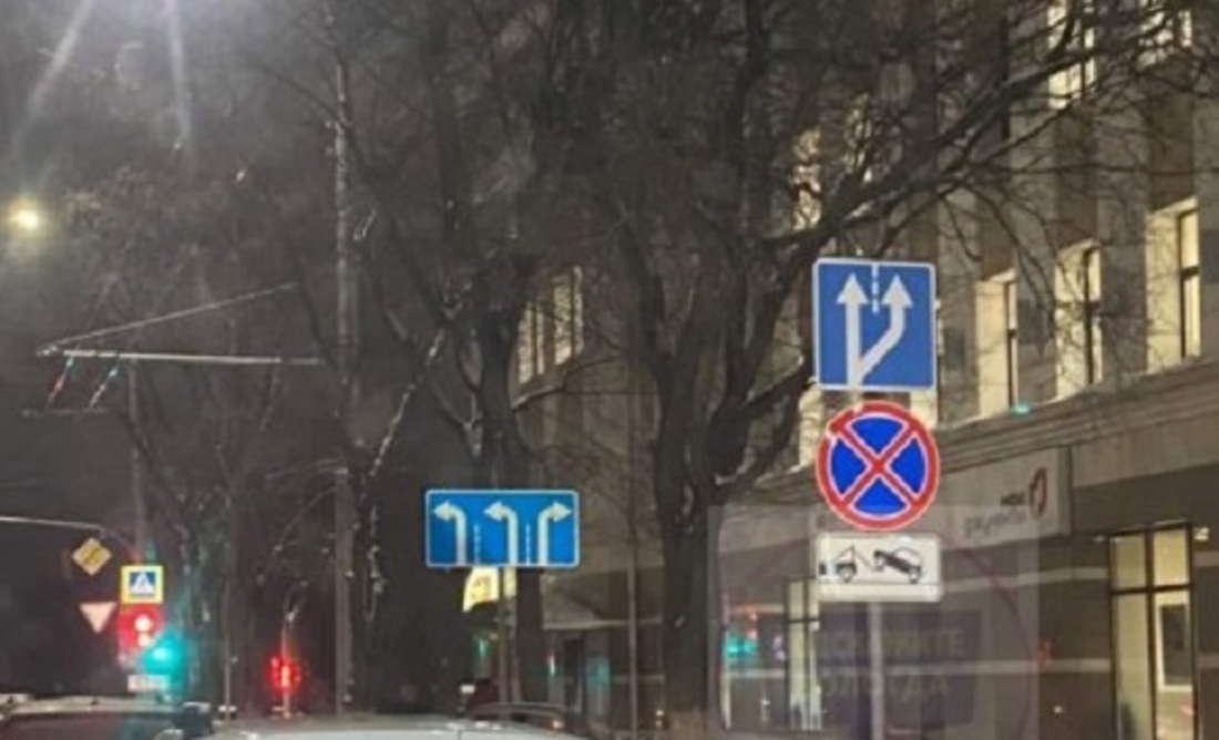 Стоянку авто у центрального МФЦ запретили в Вологде
