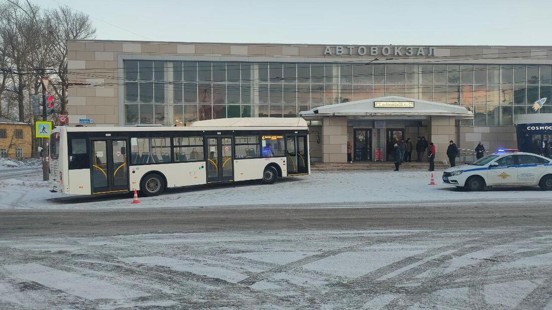 Автобус на скорости протаранил пешехода на автовокзале Вологды
