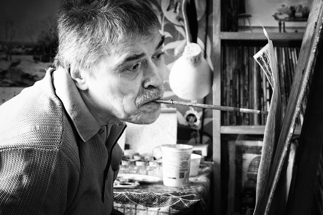 Вологодский художник Владимир Набатов пишет картины, держа кисть зубами 