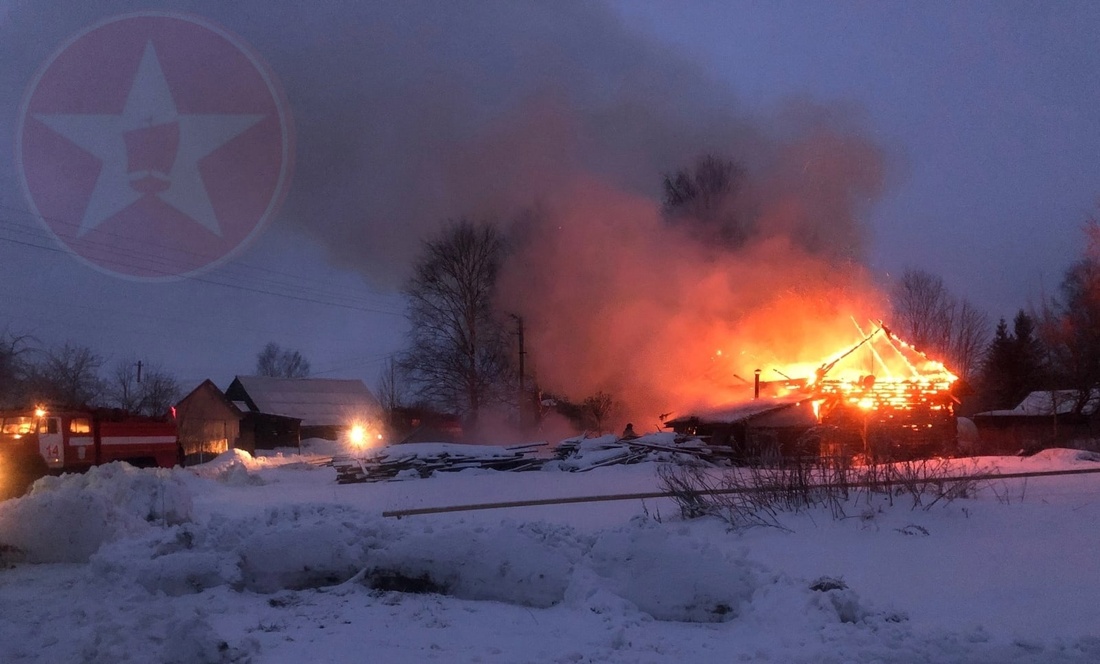 Многодетная семья осталась без крыши над головой из-за сильного пожара под Шексной