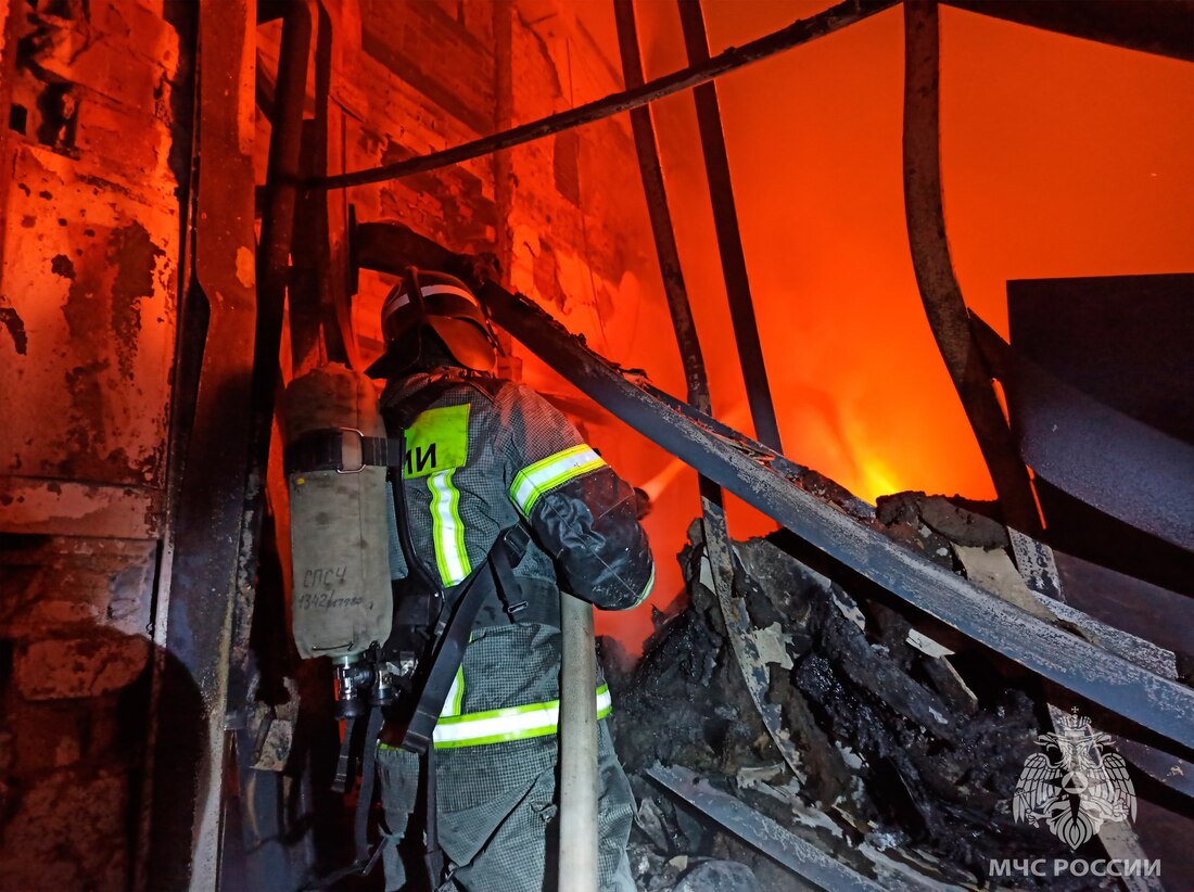 Крупный пожар произошёл ночью на заводе СКДМ в Вологде