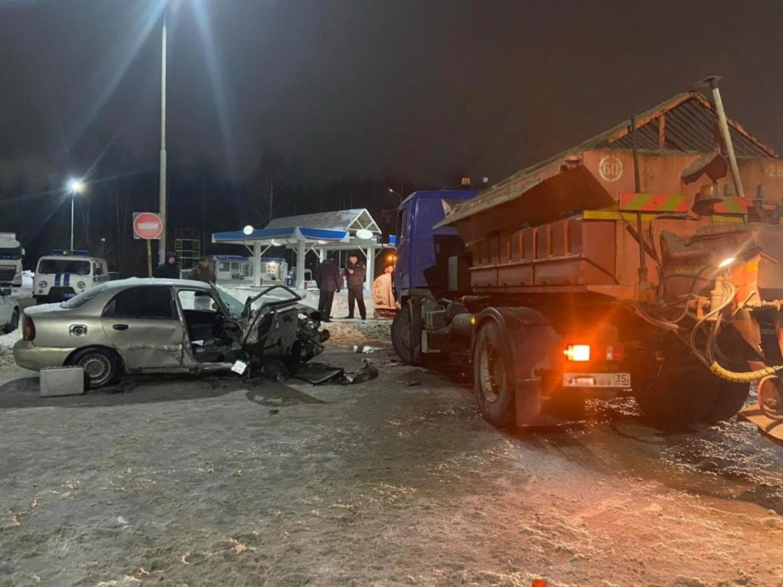 Один человек погиб, еще двое в больнице: иномарка и авто дорожных служб столкнулись в Соколе