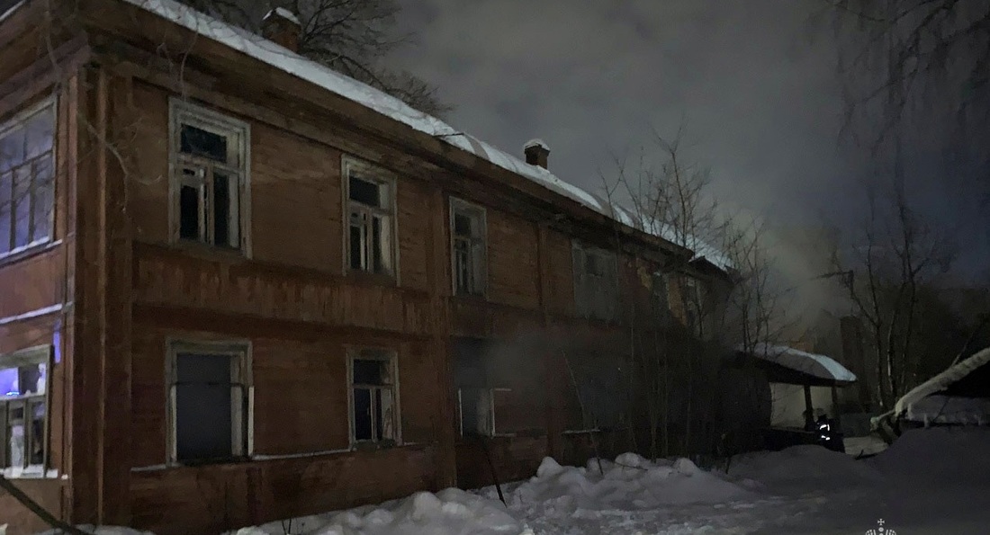 Неизвестный мужчина заживо сгорел в расселенной «деревяшке» в Череповце