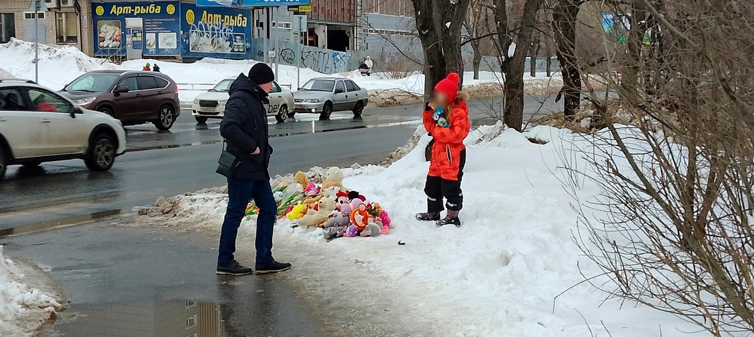 Стихийный мемориал появился у пешеходного перехода в Вологде, где под колёсами большегруза погибла школьница