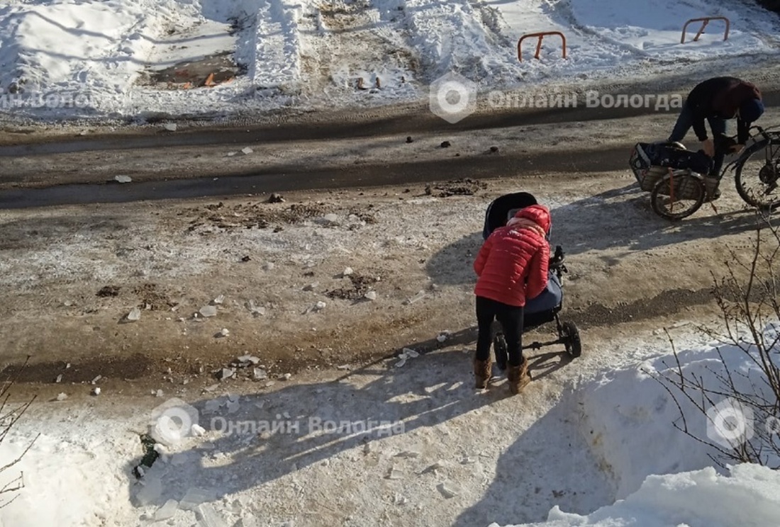 Женщину с ребёнком накрыло снегом при выходе из дома в Вологде