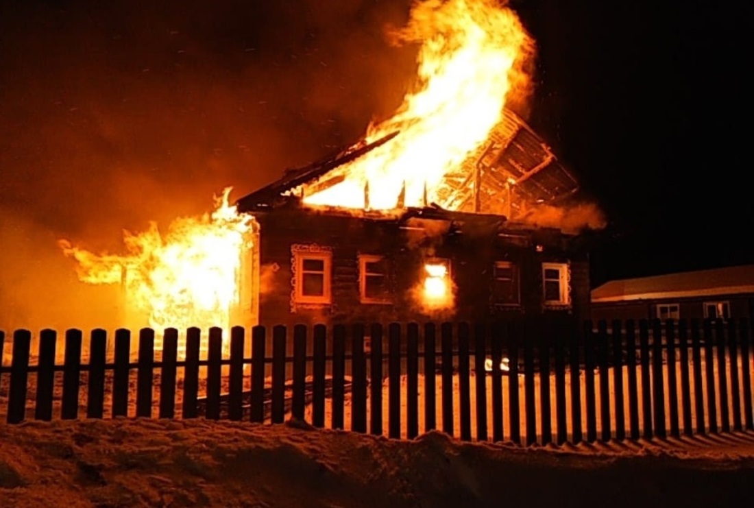 Жилой дом сгорел дотла в крупном пожаре под Кичменгским Городком