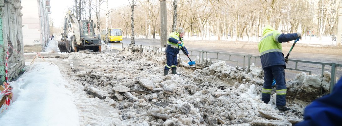 Вологодские коммунальщики приступили к активной расчистке тротуаров и дворов