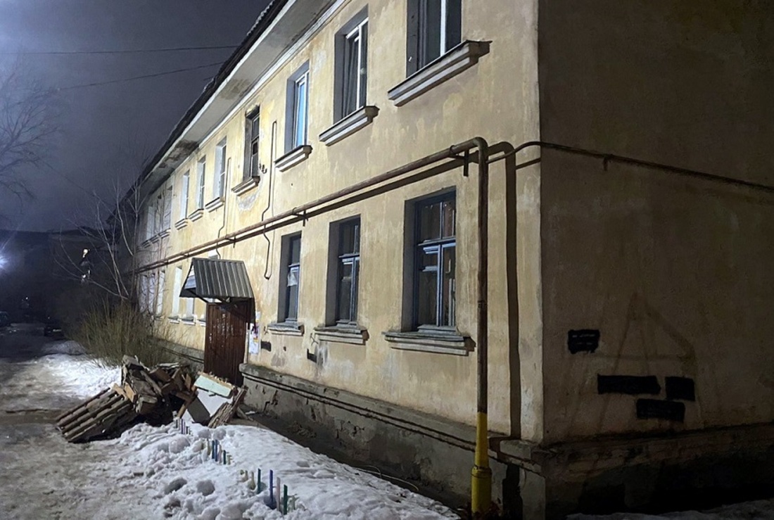 Потолок обрушился в подъезде многоквартирного жилого дома в Вологде