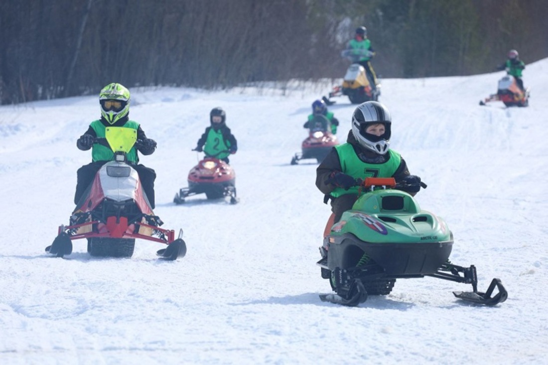 Двадцатый чемпионат по гонкам на снегоходах прошёл в Кирилловском районе